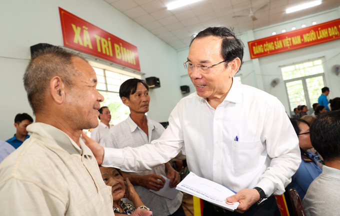 Bí thư Thành ủy Thành phố Hồ Chí Minh Nguyễn Văn Nên thăm hỏi và tặng quà Tết đến bà con huyện Châu Thành, tỉnh Tây Ninh. Ảnh: Giang Phương - TTXVN potal-bi-thu-thanh-uy-thanh-pho-ho-chi-minh-trao-qua-tet-va-nha-dai-doan-ket-cho-nguoi-dan-tay-ninh-7828268.jpg