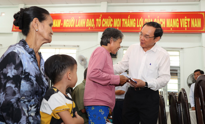Bà con nghèo tại huyện Châu Thành nhận quà Tết đầy ý nghĩa từ đồng chí Bí thư Thành ủy Thành phố Hồ Chí Minh Nguyễn Văn Nên trước thềm năm mới. Ảnh: Giang Phương - TTXVN potal-bi-thu-thanh-uy-thanh-pho-ho-chi-minh-trao-qua-tet-va-nha-dai-doan-ket-cho-nguoi-dan-tay-ninh-7828283.jpg