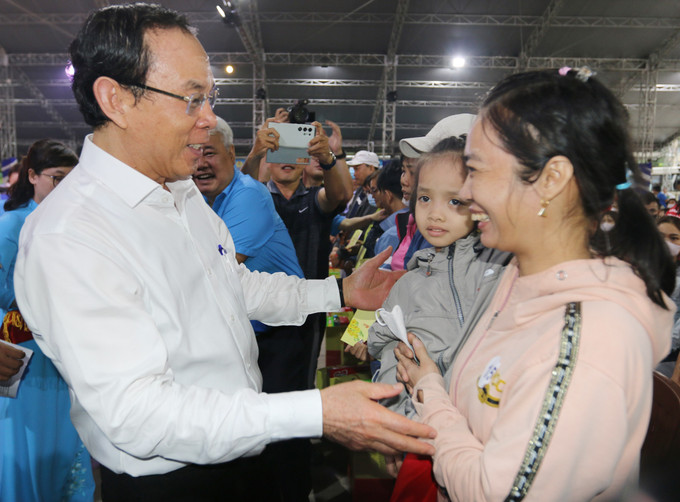 Bí thư Thành ủy Thành phố Hồ Chí Minh Nguyễn Văn Nên thăm hỏi, tiễn công nhân lao động về quê đón Tết. Ảnh: Thanh Vũ - TTXVN potal-bi-thu-thanh-uy-thanh-pho-ho-chi-minh-tien-cong-nhan-lao-dong-ve-que-don-tet-7827697.jpg