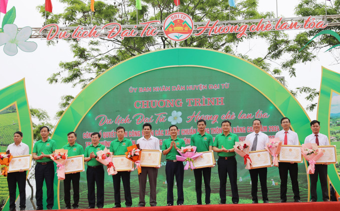 Trao quyết định công nhận xã đạt chuẩn nông thôn mới nâng cao cho 12 xã của huyện Đại Từ. Ảnh: Hoàng Nguyên - TTXVN potal-thai-nguyen-khai-mac-chuong-trinh-du-lich-dai-tu-huong-che-lan-toa-7982151.jpg