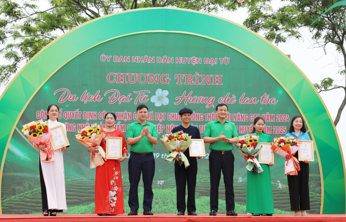 Trao chứng nhận sản phẩm công nghiệp nông thôn tiêu biểu năm 2025 cho các cơ sở công nghiệp trong huyện Đại Từ. Ảnh: Hoàng Nguyên - TTXVN potal-thai-nguyen-khai-mac-chuong-trinh-du-lich-dai-tu-huong-che-lan-toa-7982149.jpg