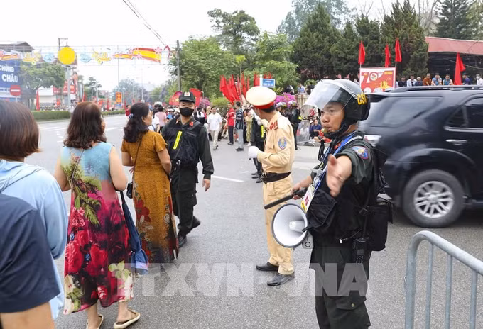 074758-dien-bien-ron-rang-truoc-gio-khai-le.jpg