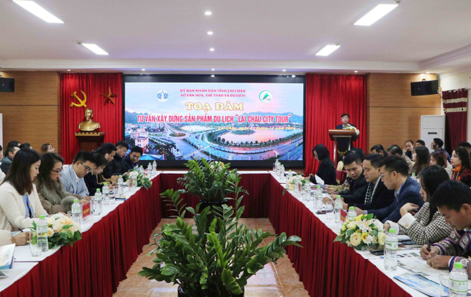 Tọa đàm tư vấn xây dựng sản phẩm “Lai Chau - City tour”. Ảnh: Nguyễn Oanh - TTXVN potal-xay-dung-san-pham-du-lich-cho-lai-chau-7769381.jpg