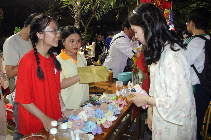 Gian hàng của Câu lạc bộ Zero Waste giới thiệu các sản phẩm thân thiện môi trường trong dịp hội chợ xuân vừa qua. Ảnh: Trung Kiên - TTXVN potal-khoi-nguon-loi-song-xanh-tu-moi-truong-hoc-duong-7858955.jpg