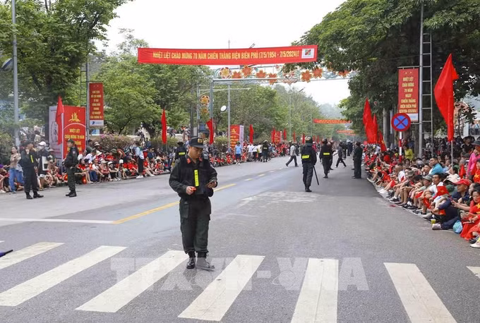 074818-dien-bien-ron-rang-truoc-gio-khai-le.jpg