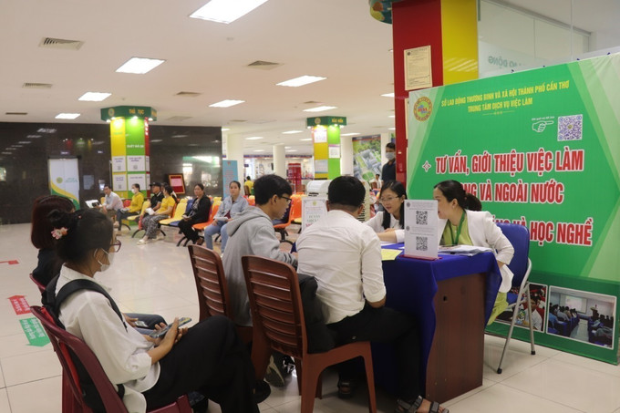 Trung tâm tư vấn việc làm cho người lao động có nhu cầu đi làm việc ở nước ngoài. Ảnh: Thu Hiền - TTXVN potal-thi-truong-lao-dong-can-tho-hua-hen-nhieu-co-hoi-phat-trien-7925109.jpg