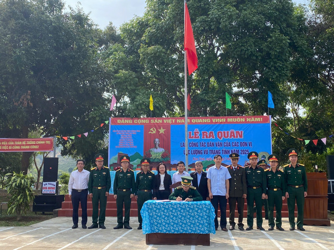 Các đơn vị lực lượng vũ trang trên địa bàn tỉnh Kon Tum ký kết giao ước thi đua tại Lễ ra quân. Ảnh: Khoa Chương - TTXVN potal-kon-tum-dan-van-kheo-giup-dan-vung-bien-gioi-7925642.jpg