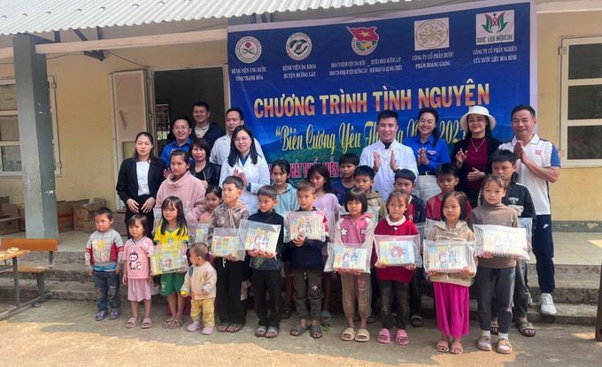 Trao quà cho học sinh nghèo. Ảnh: Nguyễn Nam - TTXVN potal-thanh-hoa-kham-benh-cap-thuoc-va-trao-qua-cho-nguoi-dan-ngheo-vung-bien-7928033-1.jpg