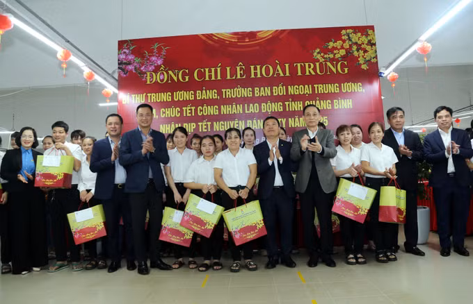 potal-dong-chi-le-hoai-trung-trao-qua-tet-cho-ho-ngheo-nguoi-lao-dong-tai-quang-binh-7815349.jpg