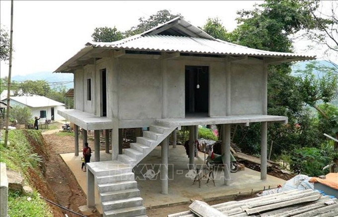 Ngôi nhà kiên cố, khang trang giúp các hộ dân nghèo ở Yên Bái yên tâm sinh sống và vươn lên phát triển kinh tế. Ảnh: Đinh Thùy - TTXVN 080916-nha3-151224.jpg