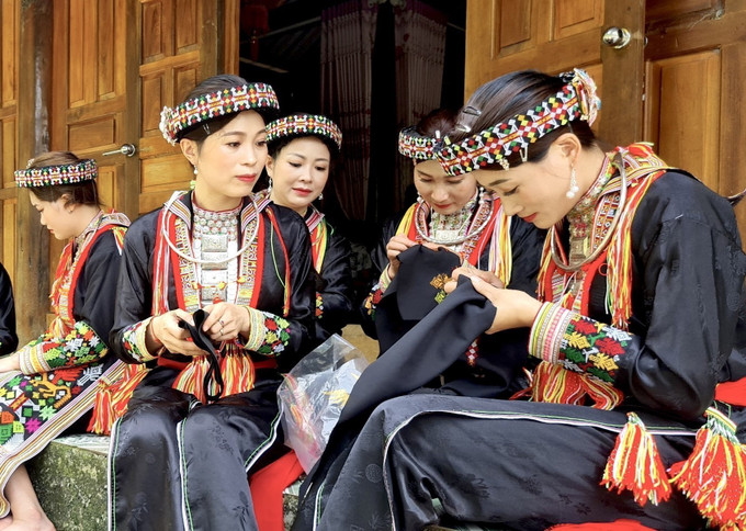 Từ bao đời nay, người Dao đỏ luôn gìn giữ, bảo tồn nghề thêu thổ cẩm truyền thống với các hoa văn, cách bài trí cùng gam màu sắc rực rỡ, nổi bật tạo nên bộ trang phục mang nét đặc sắc riêng. Ảnh: Tuấn Anh - TTXVN potal-yen-bai-6179699.jpg