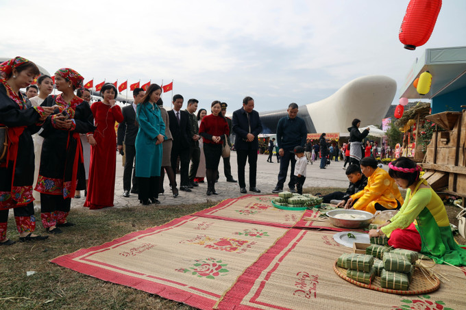 Đại biểu và khách tham quan trải nghiệm khu vực gói bánh chưng. Ảnh: Đức Hiếu - TTXVN potal-khong-gian-van-hoa-tet-cac-dan-toc-tinh-quang-ninh-7828930.jpg