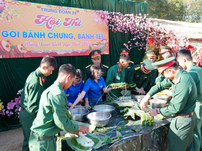 Cán bộ, chiến sĩ Trung đoàn bộ binh 28, Sư đoàn 10 tham gia Hội thi gói bánh chưng.