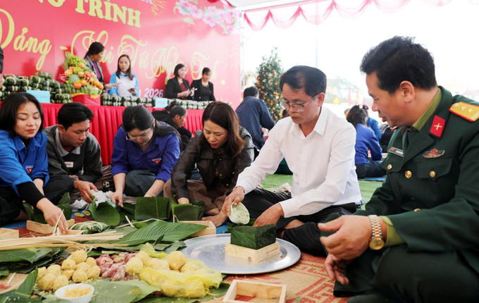 Cùng nhau gói bánh chưng Tết là hoạt động ý nghĩa để chính quyền và nhân dân xã Thiệu Tiến gìn giữ nét đẹp truyền thống mỗi độ Tết đến, Xuân về. Ảnh: Việt Hoàng/TTXVN