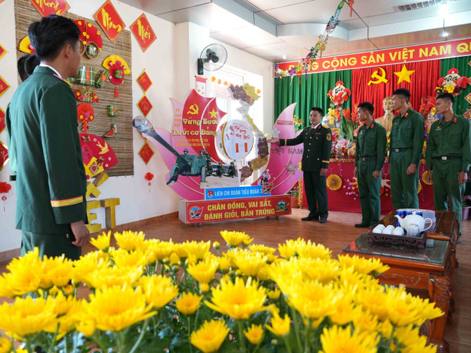 Các chiến sĩ trẻ tại Trung đoàn pháo binh 4 tham gia các trò chơi dân gian ngày Tết.