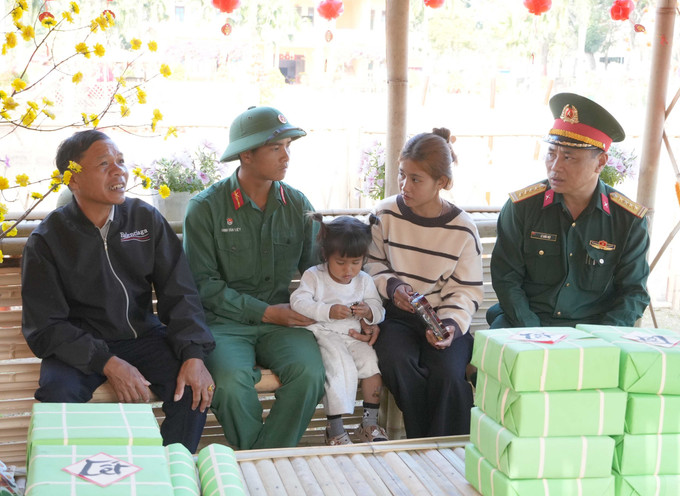 Lãnh đạo Sư đoàn 10 thăm hỏi, động viên chiến sĩ trẻ ăn Tết tại đơn vị.