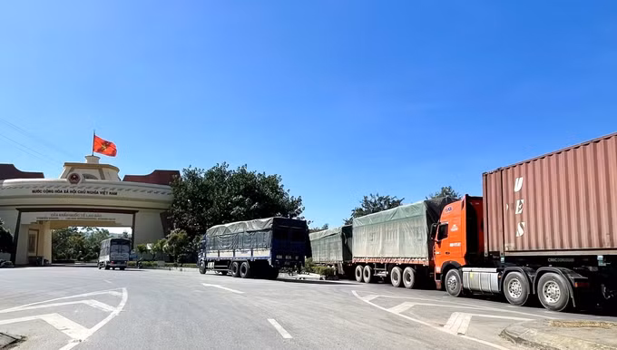 Tại Quảng Trị, trên tuyến biên giới và khu vực cửa khẩu, các lực lượng chức năng chủ động triển khai đồng bộ nhiều biện pháp nhằm ngăn chặn buôn lậu dịp cuối năm. Ảnh: Võ Dung/TTXVN