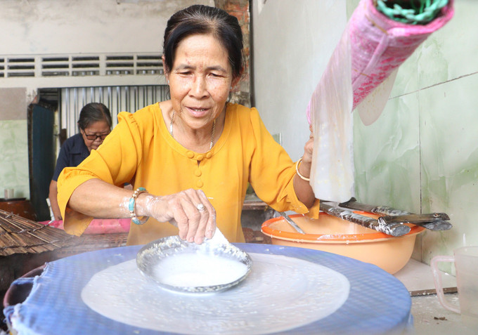 Bà Trần Thị Thúy Liễu, chủ cơ sở bánh tráng Thúy Liễu (xã Lục Sỹ Thành, tỉnh Vĩnh Long), có nhiều năm kinh nghiệm làm bánh tráng. Ảnh: Lê Thúy Hằng/TTXVN