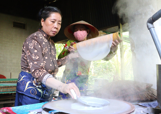 Công việc tráng bánh thuê mang lại thu nhập khá cho nhiều phụ nữ tại địa phương. Ảnh: Lê Thúy Hằng/TTXVN