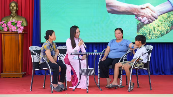 Các hộ nông dân và học sinh tiêu biểu trên địa bàn tỉnh Tây Ninh giao lưu, chia sẻ tại chương trình.