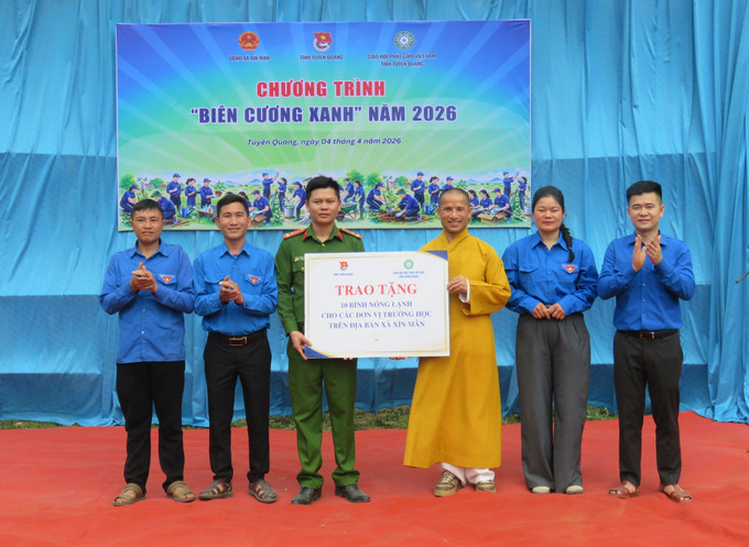 Đại đức Thích Thanh Lâm - Phó trưởng ban trị sự, Trưởng ban từ thiện Giáo hội Phật giáo Việt Nam tỉnh Tuyên Quang trao tặng quà cho trường học ở xã Xín Mần.