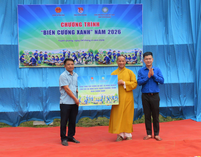 Đại đức Thích Thanh Lâm - Phó trưởng ban trị sự, Trưởng ban từ thiện Giáo hội Phật giáo Việt Nam tỉnh Tuyên Quang trao tặng cây giống cùng vật tư nông nghiệp cho xã Pà Vầy Sủ.