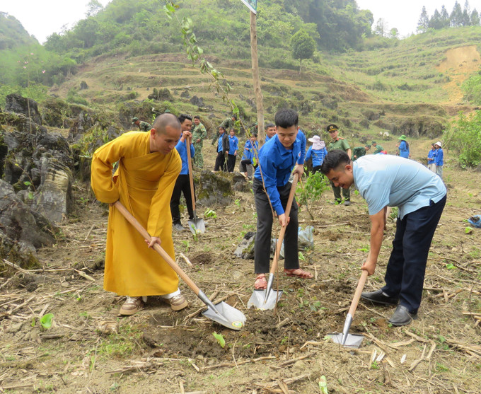 Lãnh đạo địa phương cùng đoàn viên, thanh niên và người dân ra quân trồng cây tại tuyến đường.