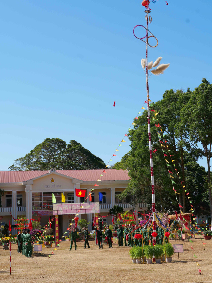 Các chiến sĩ trẻ tại Trung đoàn pháo binh 4 tham gia các trò chơi dân gian ngày Tết.