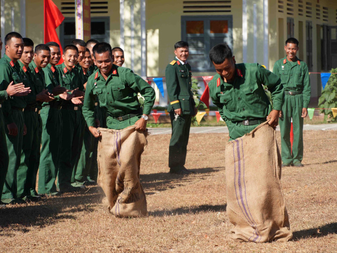 Các chiến sĩ trẻ tại Trung đoàn pháo binh 4 tham gia các trò chơi dân gian ngày Tết.