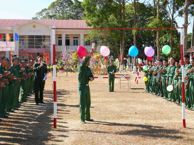 Các chiến sĩ trẻ tại Trung đoàn pháo binh 4 tham gia các trò chơi dân gian ngày Tết.