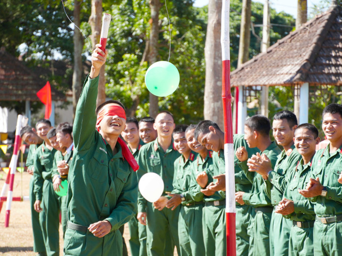 Các chiến sĩ trẻ tại Trung đoàn pháo binh 4 tham gia các trò chơi dân gian ngày Tết.