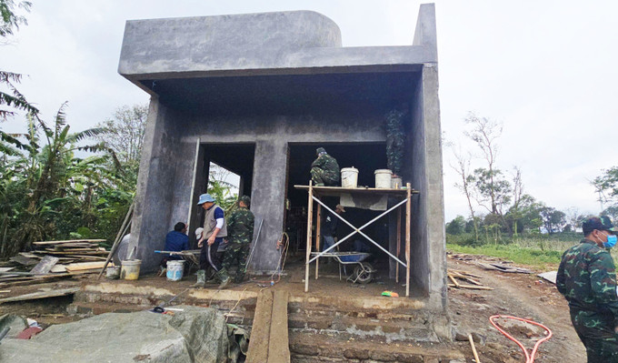 Khẩn trương hoàn thành nhà cho người dân vùng thiên tai trong chiến dịch Quang Trung.