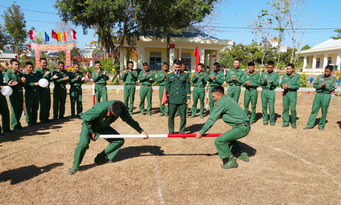 Các chiến sĩ trẻ tại Trung đoàn pháo binh 4 tham gia các trò chơi dân gian ngày Tết.
