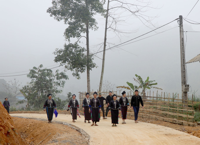 Con đường dẫn vào thôn Bản Giáng (Tuyên Quang) được bê tông hóa, giúp bà con đi lại và giao thương thuận tiện, dễ dàng.