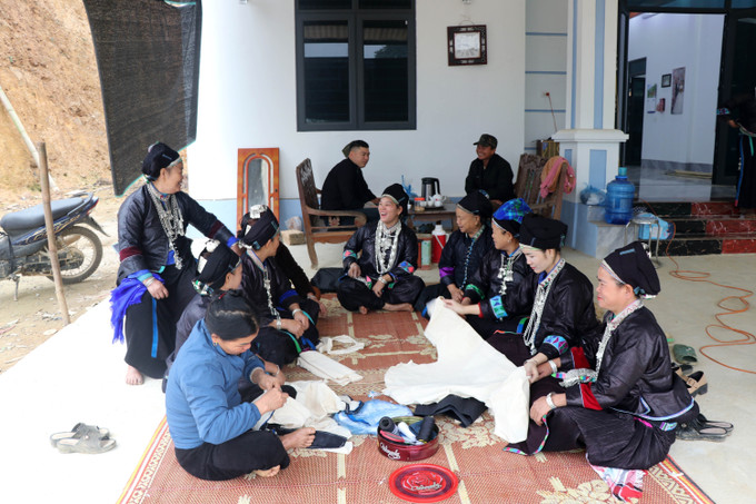 Phụ nữ thôn Bản Giáng, xã Trung Sơn (Tuyên Quang) tranh thủ thêu thùa, chuẩn bị váy áo mới đón Tết.