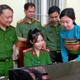 'Đi từng ngõ, gõ từng nhà' cấp đổi thẻ đảng ở vùng khó khăn