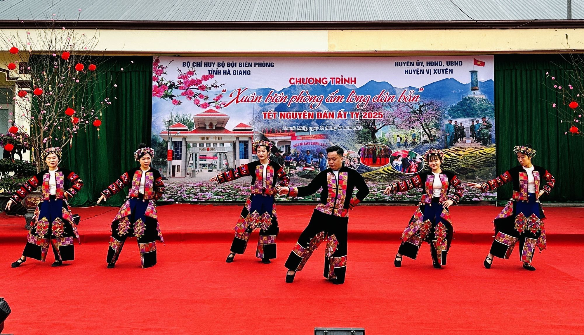 Giao lưu văn nghệ giữa nhân dân và bộ đội biên phòng. Ảnh: Đức Thọ - TTXVN potal-am-ap-chuong-trinh-xuan-bien-phong-am-long-dan-ban-nam-2025-7801814.jpg