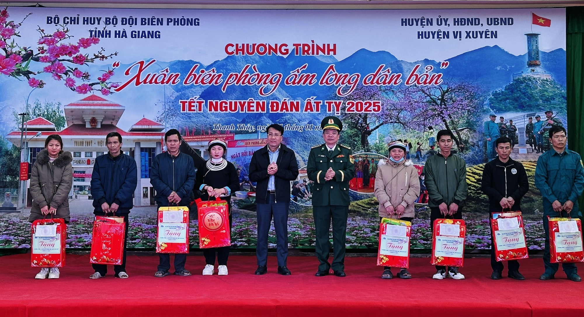 Trao quà Tết cho hộ nghèo ở các xã biên giới. Ảnh: Đức Thọ - TTXVN potal-am-ap-chuong-trinh-xuan-bien-phong-am-long-dan-ban-nam-2025-7801768.jpg