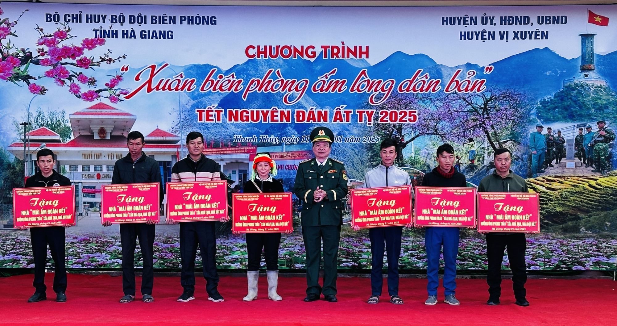 Trao kinh phí hỗ trợ 7 hộ dân nghèo xóa nhà tạm, mỗi hộ 60 triệu đồng. Ảnh: Đức Thọ - TTXVN potal-am-ap-chuong-trinh-xuan-bien-phong-am-long-dan-ban-nam-2025-7801764.jpg