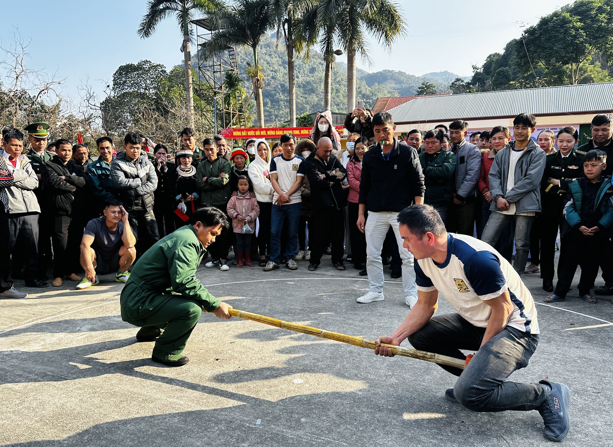 Trò chơi dân gian trong chương trình. Ảnh: Đức Thọ - TTXVN potal-am-ap-chuong-trinh-xuan-bien-phong-am-long-dan-ban-nam-2025-7801771.jpg