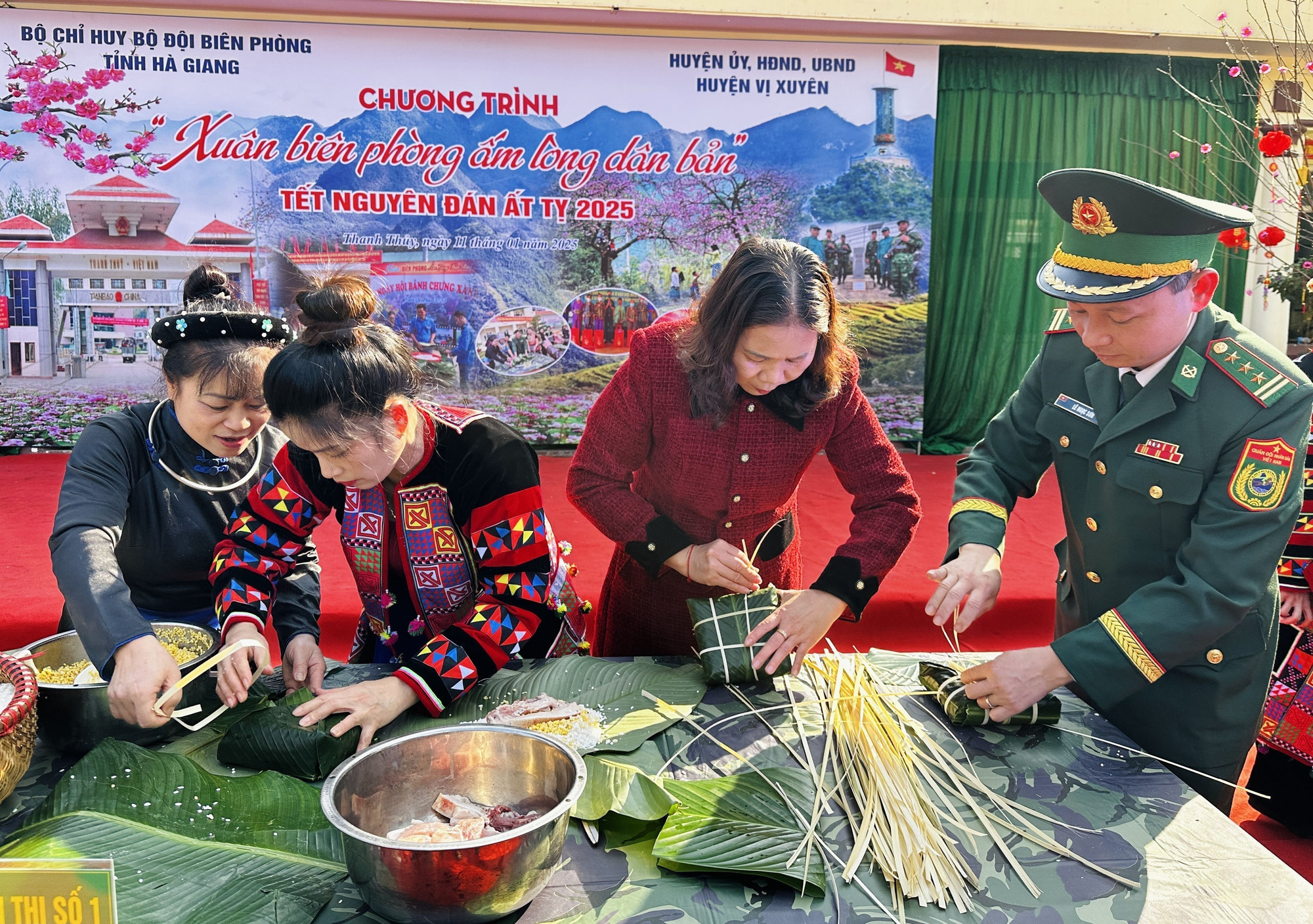 Dân bản và bộ đội biên phòng gói bánh chưng Tết. Ảnh: Đức Thọ - TTXVN potal-am-ap-chuong-trinh-xuan-bien-phong-am-long-dan-ban-nam-2025-7801773.jpg