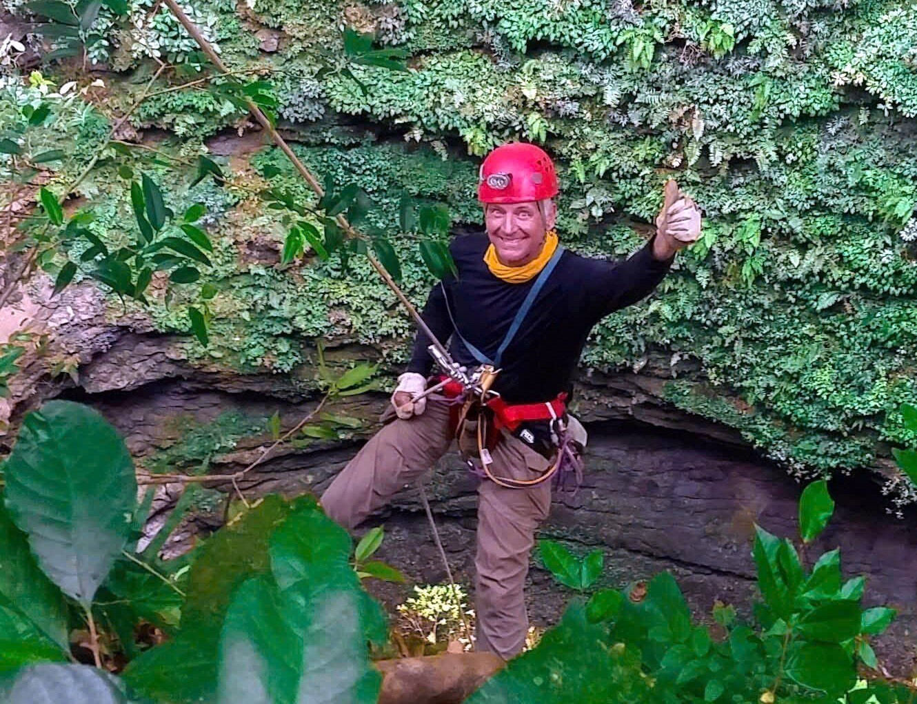 Du khách trải nghiệm tour trượt zipline qua hố sụt Ác Mộng và hành trình khám phá hang Hung Thoòng với mức giá khoảng 12 triệu đồng/khách. Ảnh: TTXVN phát potal-trai-nghiem-du-day-qua-ho-sut-ac-mong-tai-quang-binh-7918583.jpg
