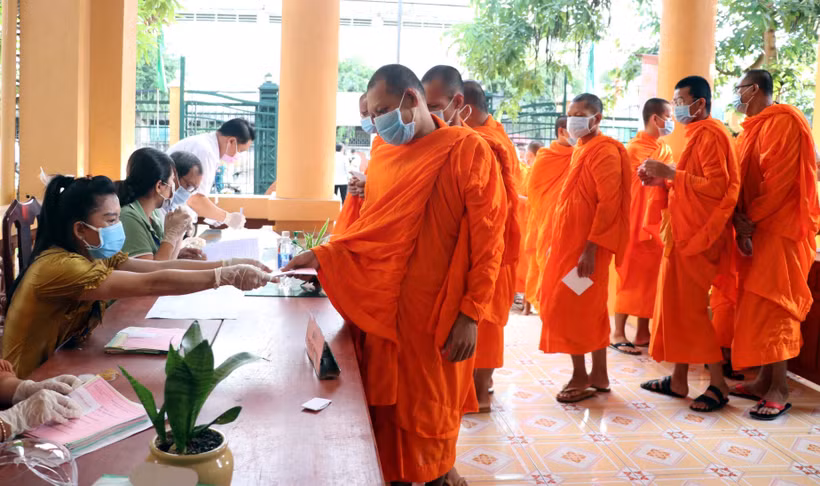 Cử tri là sư sãi nhận phiếu bầu cử tại Phường 6, thành phố Sóc Trăng. Ảnh: Trung Hiếu-TTXVN