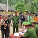 Vận động đồng bào vùng cao tự giác giao nộp vũ khí, vật liệu nổ