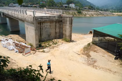 Cầu tiền tỷ 'đắp chiếu' do 'tắc' đường dẫn​