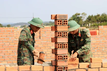 Dồn lực hoàn thành 60 căn nhà cho đồng bào M’Nông ở vùng biên Quảng Trực