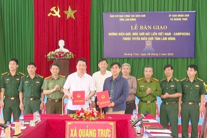 Cử tri xã Xuân Hưng tìm hiểu danh sách thông tin người ứng cử Đại biểu Quốc hội và HDND các cấp tại Khu vực bỏ phiếu số 12.