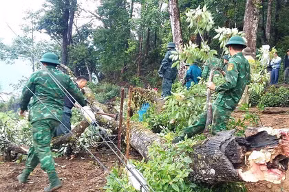 Biên phòng Lai Châu giúp dân khắc phục hậu quả mưa lốc