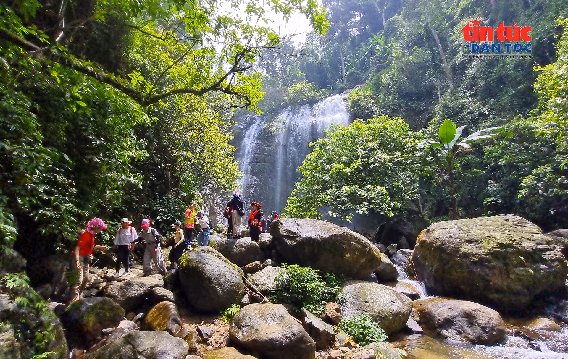 Thác Lủng Páng điểm đến hoang sơ giữa núi rừng Thái Nguyên
