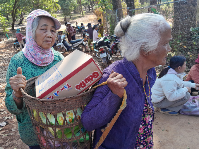 Người dân tại Tiểu khu 119 phấn khởi nhận quà Tết.